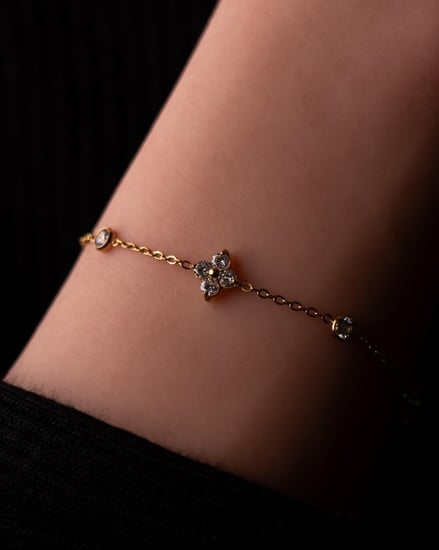 إسوارة سحر مطلية بالذهب عيار 18 ومرصعة بالزركون - قطعة واحدة