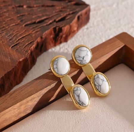 حلق مميز بحجر مكون من قطعتين مطلي ذهب