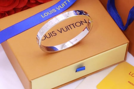 أسوارة ماركة - LOUIS VUITTON