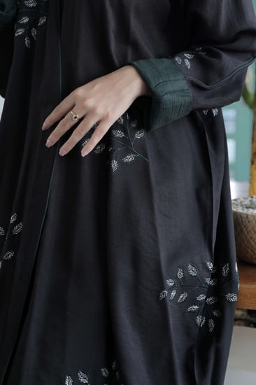 عباية بتطريز زيتي