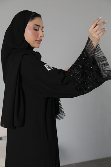 عباية اماراتيه بشك اسود