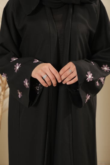 عباية بأكمام زهرة الياسمين