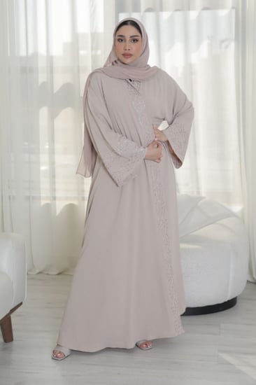 عباية بيج مطرزة