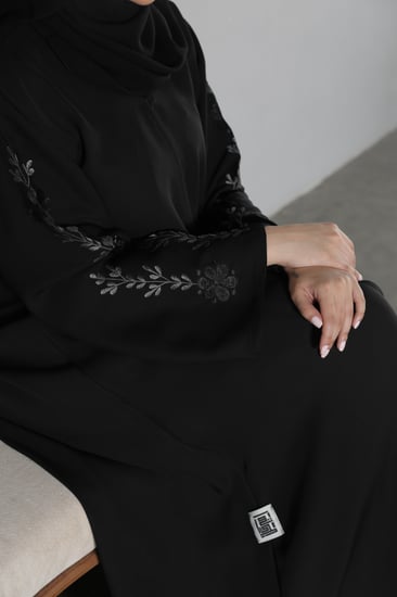 عباية بأكمام مطرزة - اسود