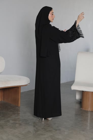 عباية اماراتيه بشك اسود