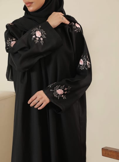 عباية بأكمام مطرزة - ورد
