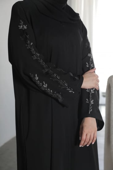 عباية بأكمام مطرزة - اسود