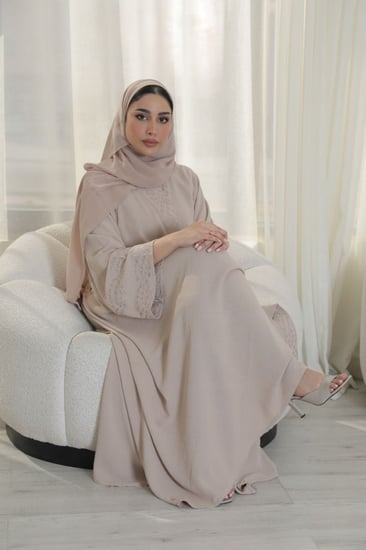 عباية بيج مطرزة