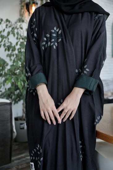 عباية بتطريز زيتي
