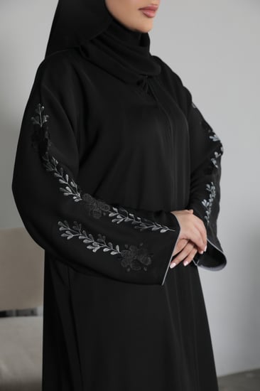 عباية بأكمام مطرزة - رمادي