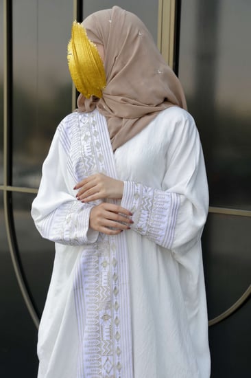 العباية البيضاء المطرزة