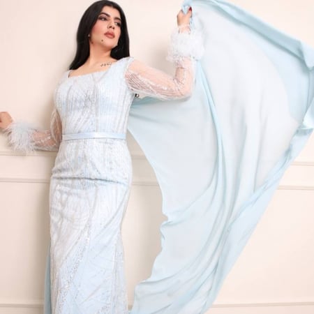 فستان مطرز من التل بأكمام ريش