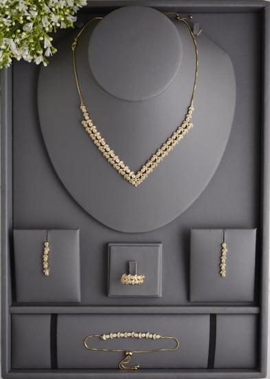 طقم خطوبة أنيق مطلي ذهب عيار 18 بلمعان راقٍ