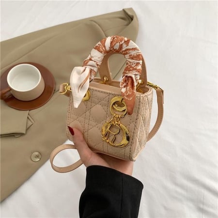 شنطة بناتية شبيهة ديور