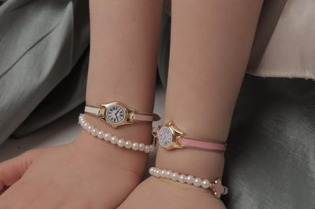 شكل ساعة جلد مواليد زينة