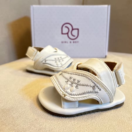 نعال زبيري شرقي للأطفال بلونه الأبيض الأنيق , يتميز بمتانته وجودته