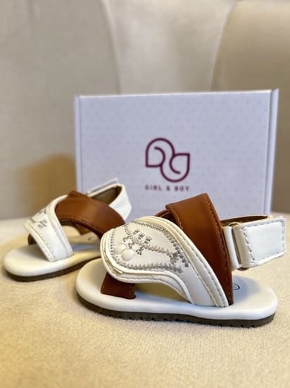 نعال زبيري قديم للأطفال, يتميز بجماله وأناقته وفخامته , لونه ابيض وبني