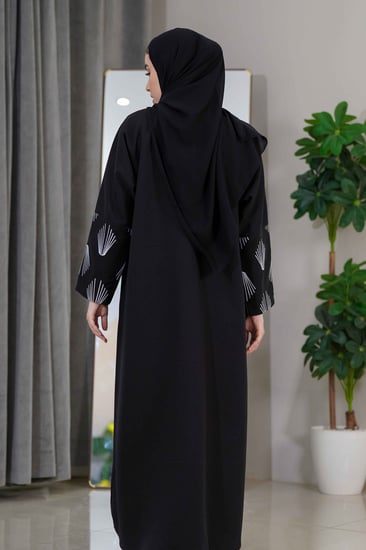 عباية سادة بتطريز ابيض ع الكم
