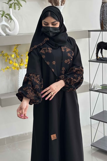 عباية بياقة انيقة وكم مزموم وتطريز بني ع الياقة والكم عروض اليوم الوطن