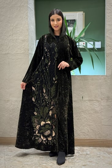 عباية دلال مخمل زيتي داكن بتطريز شك