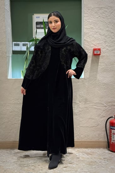 عباية  سوزان مخمل اسود بمخمل مورد