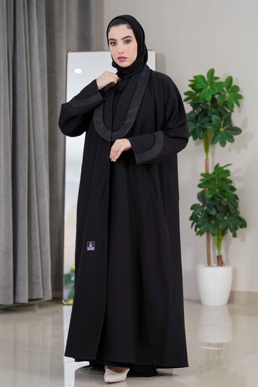 عباية سادة بتدخيلة قماش جاكار على الياقة واليد