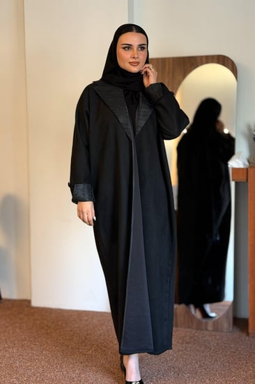 عباية نوره بليزر مع صدف في الخلف