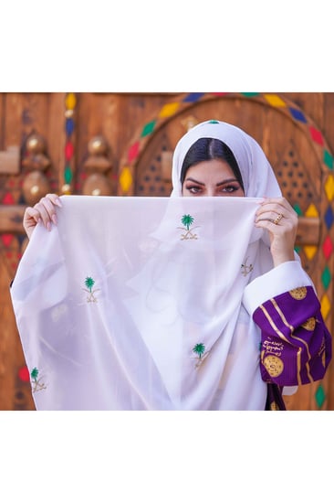 طرحة بيضاء مطرزة بشعار السيفين والنخلة