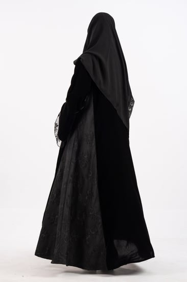 عباية نرجس مخمل مع دانتيل فرنسي
