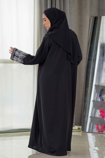 عباية ناعمة بزخرفات أنيقة ع الكم