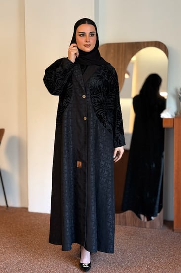 عباية وسن بمخمل مورد اسود