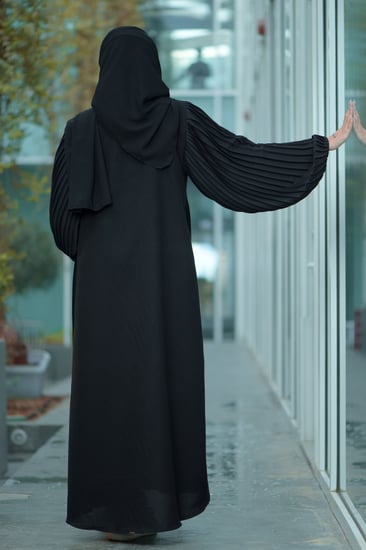 عباية سادة مع تدخيلات كسرات من الجوانب والكم