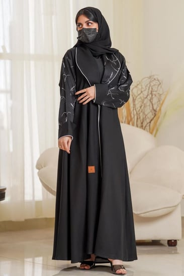 عباية بياقة واسعة مع تطريز السنبلة ع  الياقة والاكمام