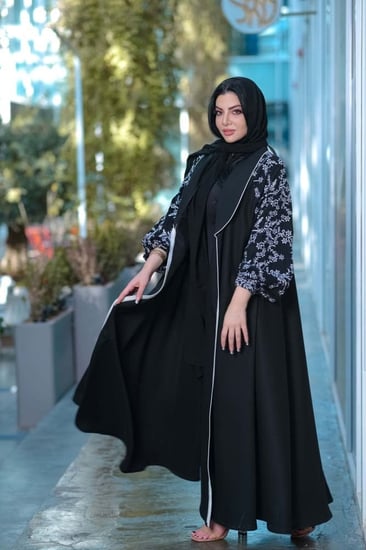 عبايات شتويةكلوش مناسبات شك خرز كرستال ملونه ساترة دوامات جاكار عباية