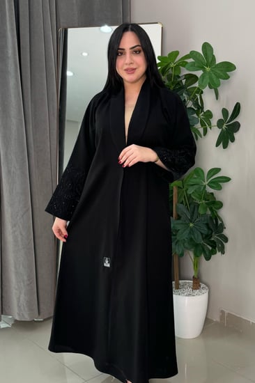 عباية زاهية بتطريز اسود ناعم مع كرستال على الأكمام