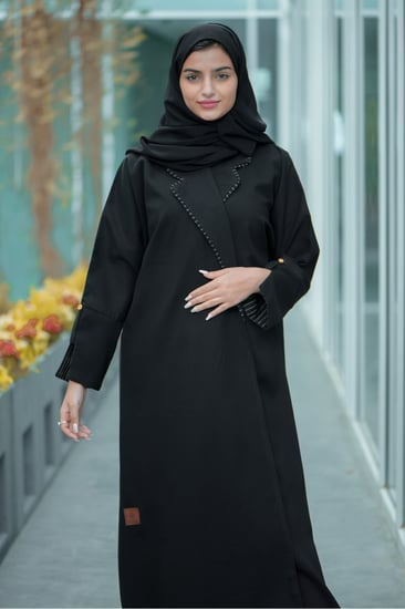 عباية دوام بياقة رسمية مع تدخيلات قيطان خفيفة