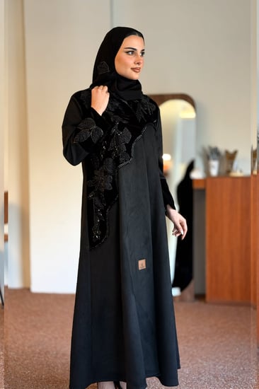 عباية ريفال شموة اسود مع تطريز ورود امام العباية
