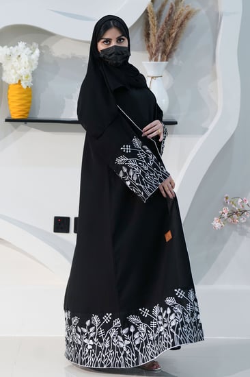 عباية سوداء بنقش لون ابيض
