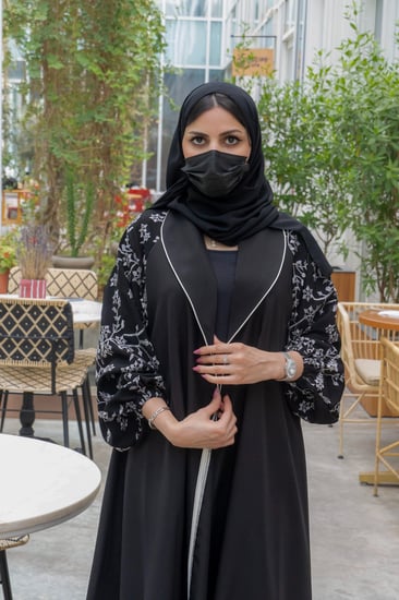 عباية بياقة واسعة مع تطريز أبيض ع الاكمام