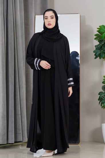 عباية ناعمة بتدخيلات تطريز اسود وابيض ع اليد