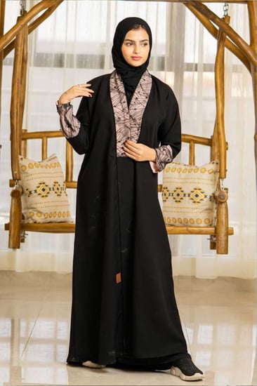 عباية كاجوال مع دانتيل مبطن بلون نيود