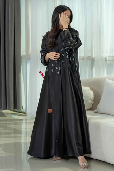 عبايات شتويةكلوش مناسبات  شك خرز كرستال ملونه ساترة دوامات جاكار عباية