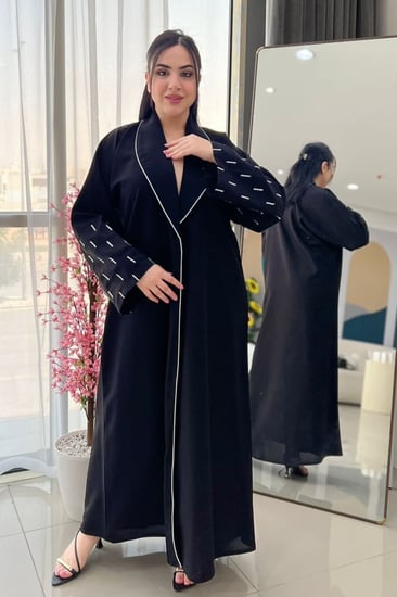 عباية زاهية بتطريز أبيض على اليد