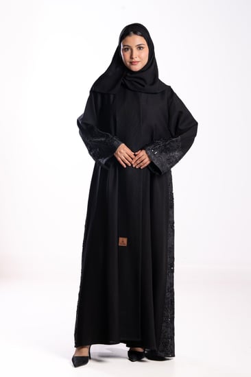 عباية الهتون بقماش جاكار مع تطريز وشك وترتر