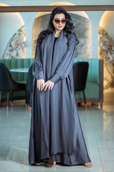 عبايةكلاسيك ملونة بقصة مميزة وكم مزموم