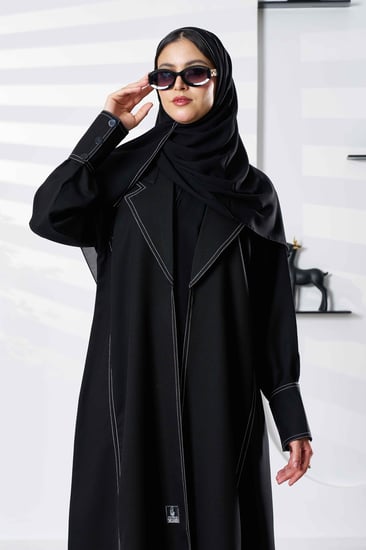 عباية كلوش بخطوط بيضاء