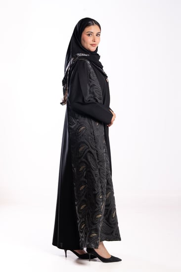 عباية فرح بقماش ارجنزا مطرز مطرز من الجوانب