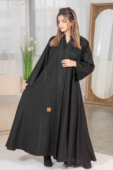 عباية كلوش بتصميم مميز مع تدخيلات تطريز اسود من موقع العبايات