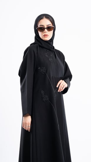 عباية وصال  بتطريز ورد اسود ناعم