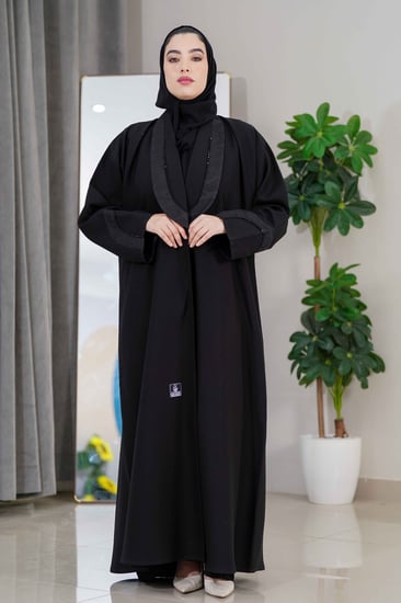 عباية سادة بتدخيلة قماش جاكار على الياقة واليد